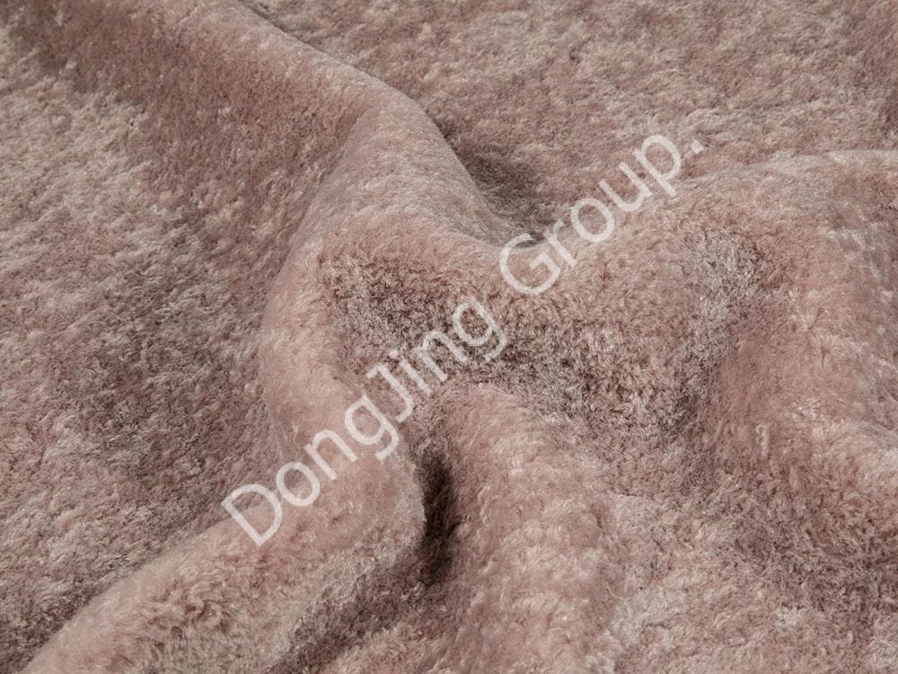 Kleurkenmerken en vergelijking van Light Pink September Faux Wool