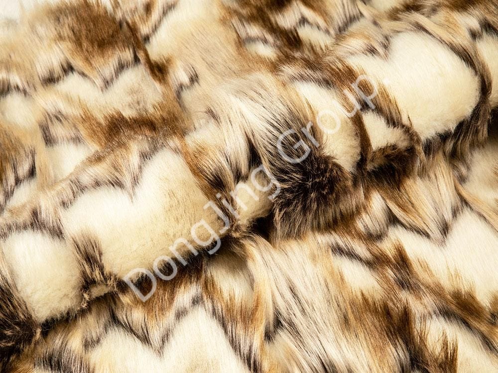 9W1150-Bruin en wit geverfd puntig konijn faux fur fabric